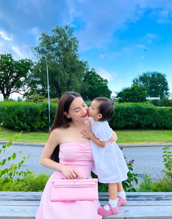 Những hình ảnh đáng chú ý của Hồ Ngọc Hà và nhóc tỳ bên trời Tây thu hút sự chú ý. Ảnh: Facebook Những hình ảnh đáng chú ý của Hồ Ngọc Hà và nhóc tỳ bên trời Tây thu hút sự chú ý. Ảnh: Facebook