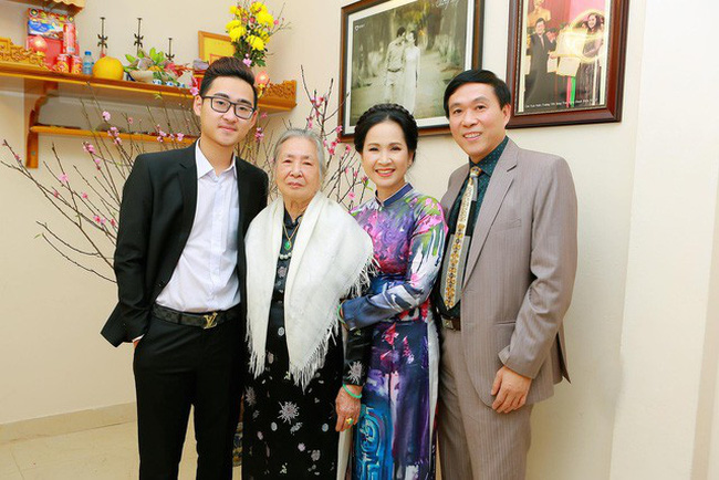 Gia đình nhỏ của NSND Lan Hương và Đỗ Kỷ. Ảnh: Internet Gia đình nhỏ của NSND Lan Hương và Đỗ Kỷ. Ảnh: Internet