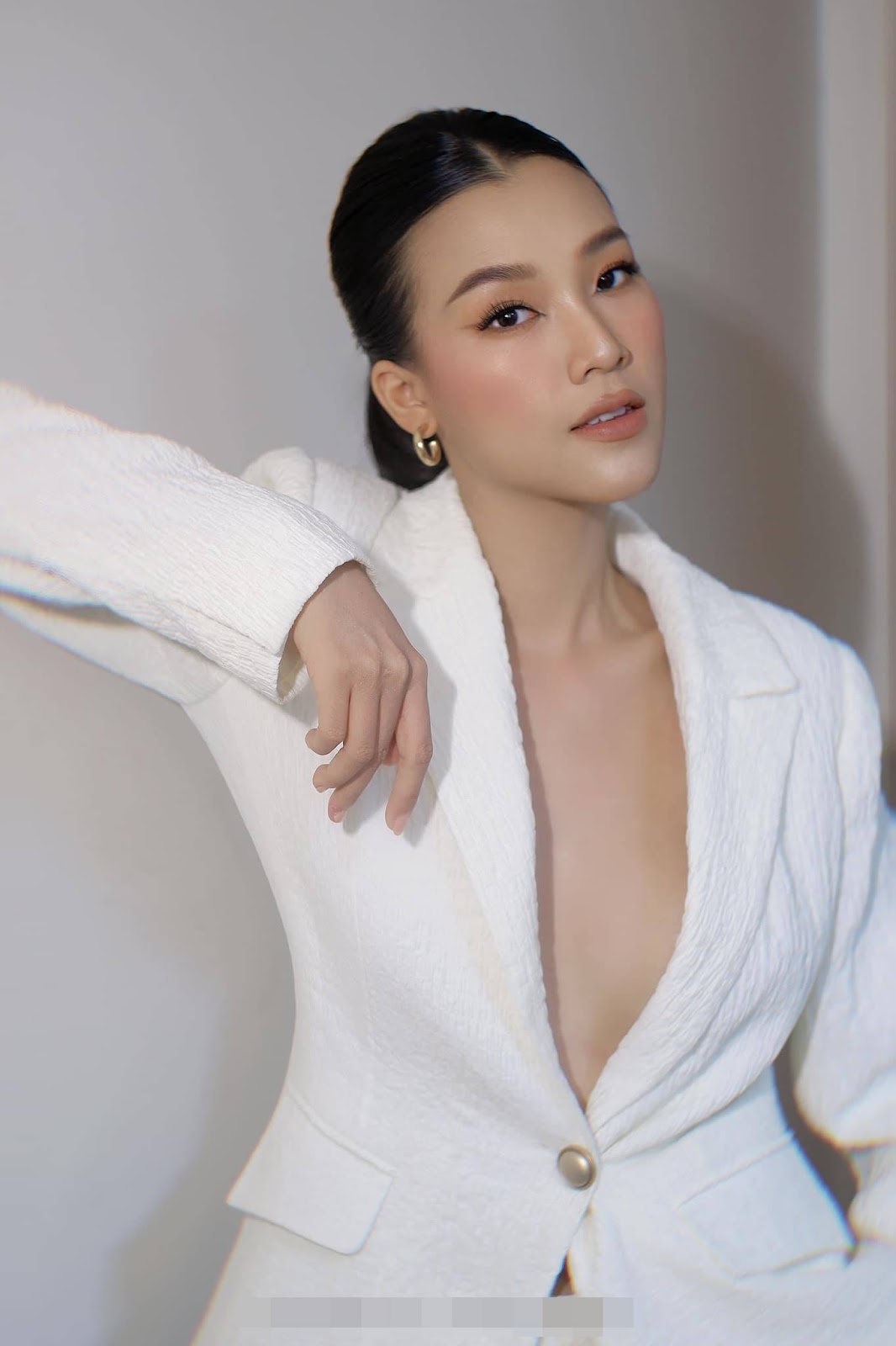 Á hậu Hoàng Oanh đăng ảnh tình cảm bên con trai sau khi 'phũ' chồng cũ - Ảnh 3 Á hậu Hoàng Oanh đăng ảnh tình cảm bên con trai sau khi 'phũ' chồng cũ - Ảnh 3