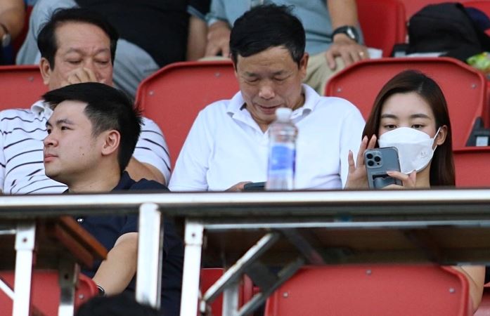 Nàng hậu nhiều lần được bắt gặp đi cùng thiếu gia nhà bầu Hiển. Ảnh: Internet