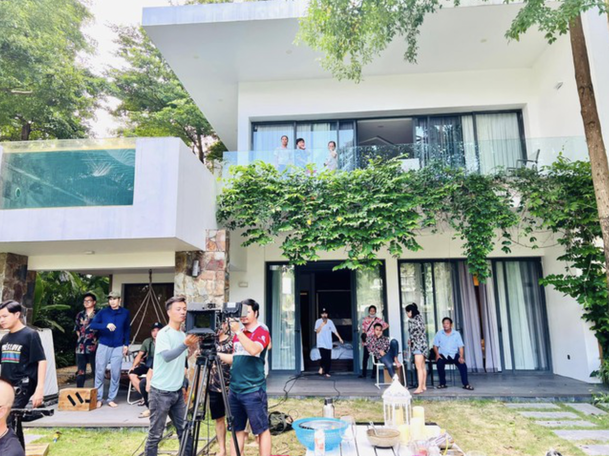 Nữ diễn viên gửi lời cảm ơn đến các đồng nghiệp cũng như toàn bộ ekip của đoàn làm phim. Ảnh: Internet