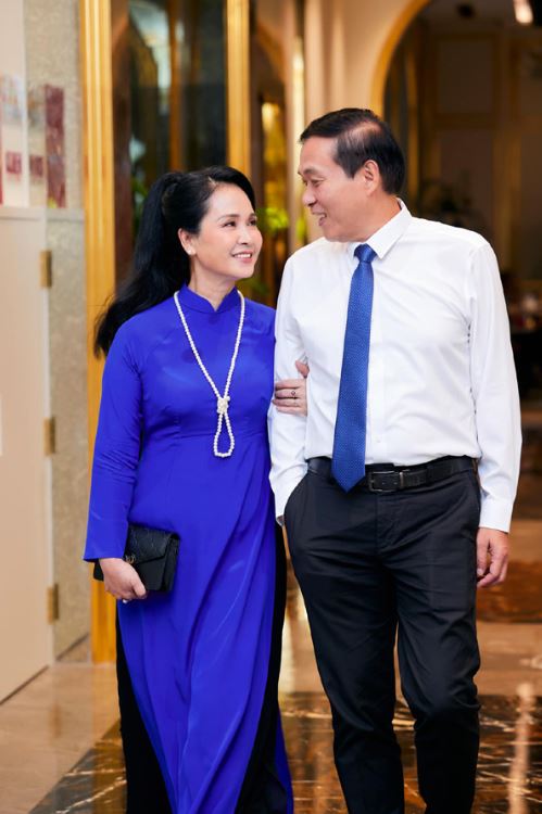 Cuộc sống 'như con thoi' của ông xã Hương Bông: Nghỉ hưu quyết không nghỉ nghề! - Ảnh 1 Cuộc sống 'như con thoi' của ông xã Hương Bông: Nghỉ hưu quyết không nghỉ nghề! - Ảnh 1