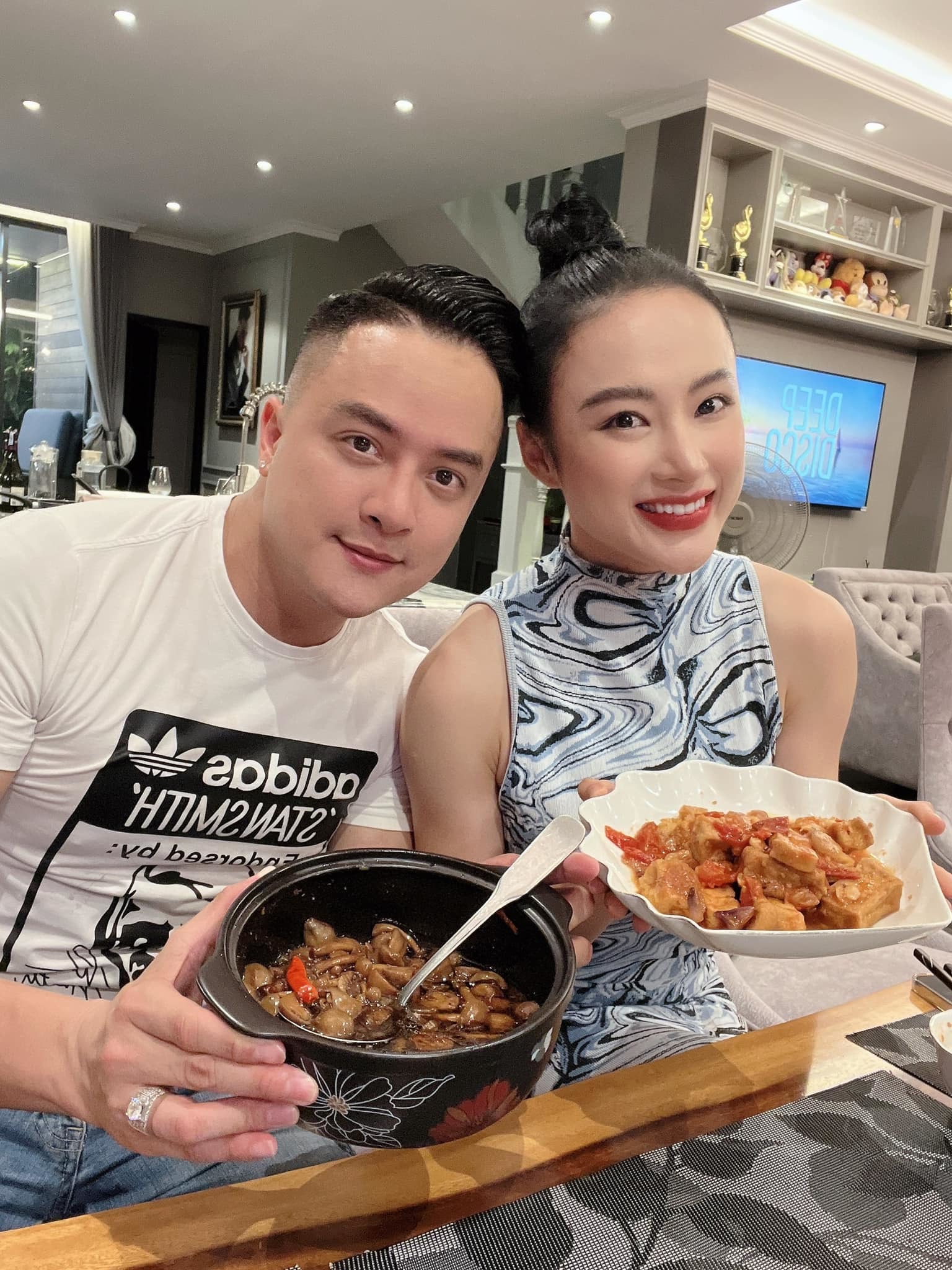 Đời tư của Cao Thái Sơn khá ồn ào, thời gian gần đây nam ca sĩ thường xuyên xuất hiện tình tứ cùng Angela Phương Trinh. Ảnh: Internet