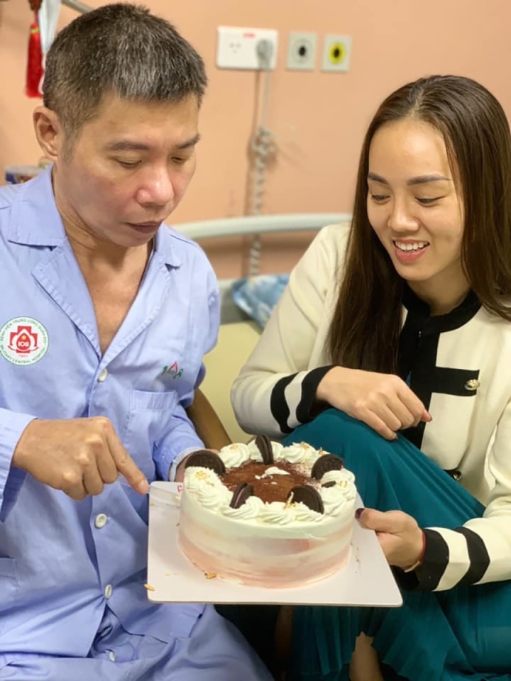 Ngọc Hà luôn bên cạnh NSND Công Lý thời điểm gặp sự cố về sức khỏe. Ảnh: Internet Ngọc Hà luôn bên cạnh NSND Công Lý thời điểm gặp sự cố về sức khỏe. Ảnh: Internet