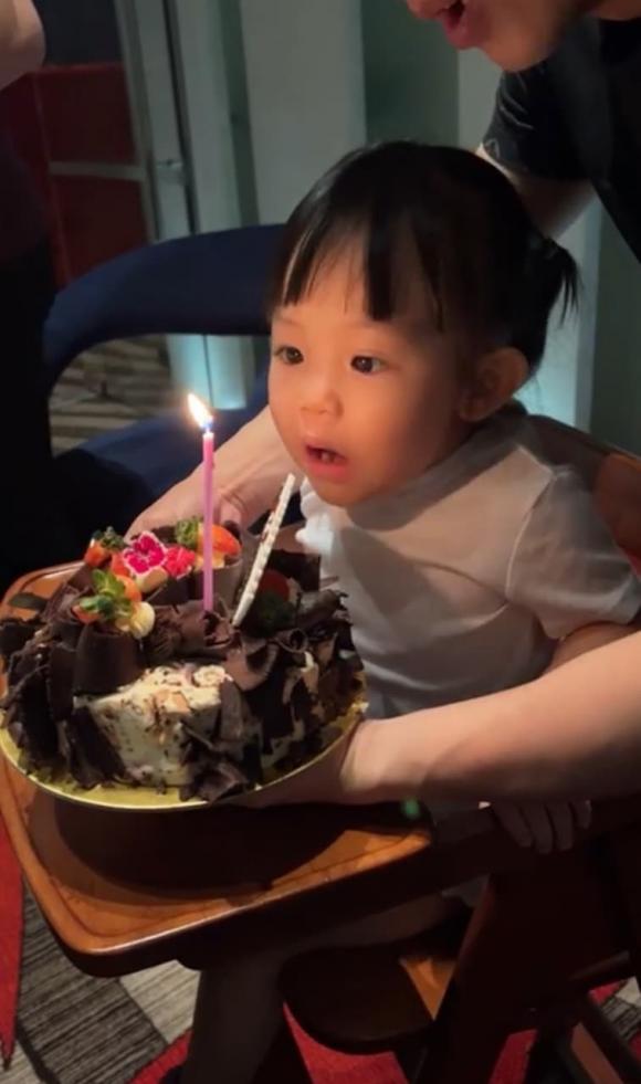 Khoe loạt ảnh gia đình hạnh phúc, Cường Đôla thẳng tay 'bóc mẽ' ái nữ đầu lòng - Ảnh 2 Khoe loạt ảnh gia đình hạnh phúc, Cường Đôla thẳng tay 'bóc mẽ' ái nữ đầu lòng - Ảnh 2