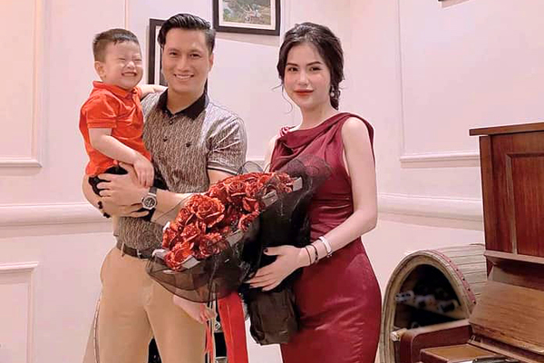 Gia đình Việt Anh và Hương Trần thủa còn mặn nồng. Ảnh: Internet Gia đình Việt Anh và Hương Trần thủa còn mặn nồng. Ảnh: Internet