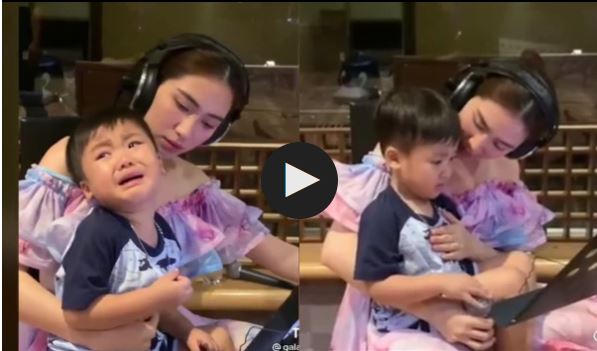 Đoạn clip ghi lại khoảnh khắc bé Bo khóc không muốn rời mẹ trong phòng thu nhanh chóng nhận được sự chú ý. Ảnh chụp màn hình Đoạn clip ghi lại khoảnh khắc bé Bo khóc không muốn rời mẹ trong phòng thu nhanh chóng nhận được sự chú ý. Ảnh chụp màn hình