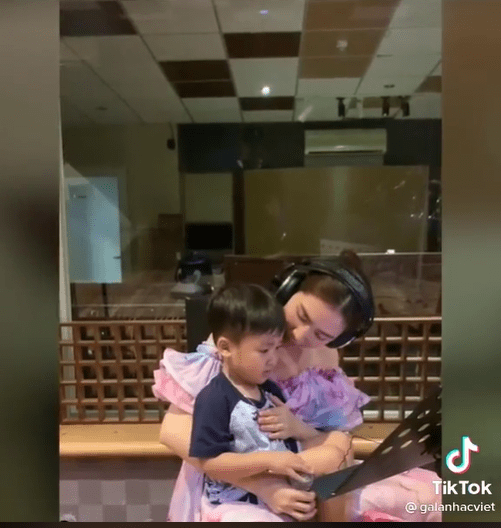 Đưa bé Bo đi làm cùng, Hòa Minzy khiến dân tình rớm nước mắt chỉ với chi tiết này - Ảnh 1 Đưa bé Bo đi làm cùng, Hòa Minzy khiến dân tình rớm nước mắt chỉ với chi tiết này - Ảnh 1