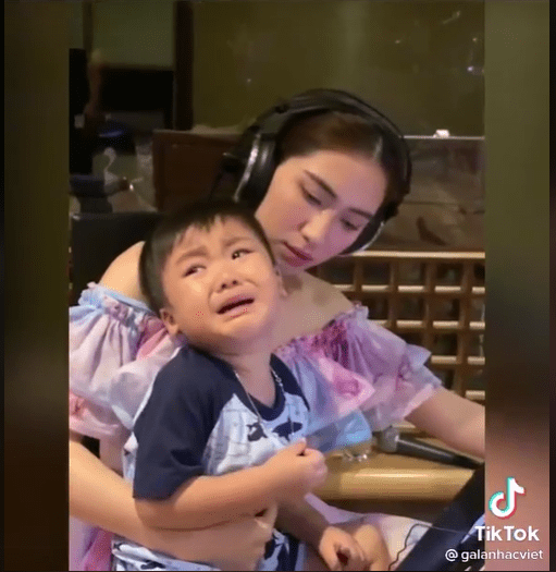 Đưa bé Bo đi làm cùng, Hòa Minzy khiến dân tình rớm nước mắt chỉ với chi tiết này - Ảnh 2 Đưa bé Bo đi làm cùng, Hòa Minzy khiến dân tình rớm nước mắt chỉ với chi tiết này - Ảnh 2