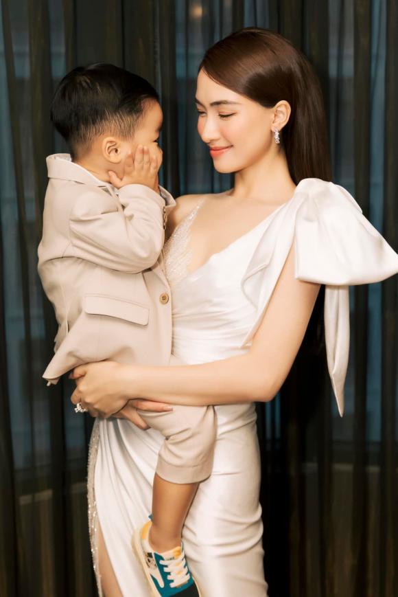 Hòa Minzy cùng nhóc tỳ của mình nhận được sự quan tâm đặc biệt của CĐM. Ảnh: Internet Hòa Minzy cùng nhóc tỳ của mình nhận được sự quan tâm đặc biệt của CĐM. Ảnh: Internet