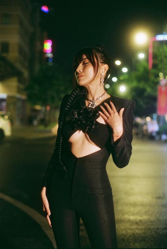 Rũ bỏ mọi ồn ào, Cao Thái Hà lộ diện với thân hình nóng bỏng đến 'đốt mắt' - Ảnh 2 Rũ bỏ mọi ồn ào, Cao Thái Hà lộ diện với thân hình nóng bỏng đến 'đốt mắt' - Ảnh 2