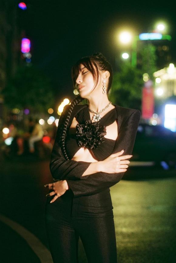 Rũ bỏ mọi ồn ào, Cao Thái Hà lộ diện với thân hình nóng bỏng đến 'đốt mắt' - Ảnh 5 Rũ bỏ mọi ồn ào, Cao Thái Hà lộ diện với thân hình nóng bỏng đến 'đốt mắt' - Ảnh 5
