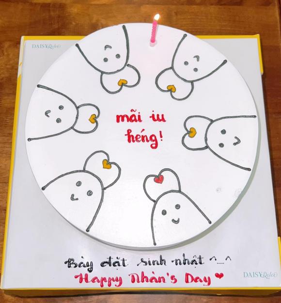 Chiếc bánh kem yêu thương cùng những lời ngọt ngào và tấm ảnh lộ hint của cặp đôi khiến dân tình đứng ngồi không yên. Ảnh: Facebook Chiếc bánh kem yêu thương cùng những lời ngọt ngào và tấm ảnh lộ hint của cặp đôi khiến dân tình đứng ngồi không yên. Ảnh: Facebook