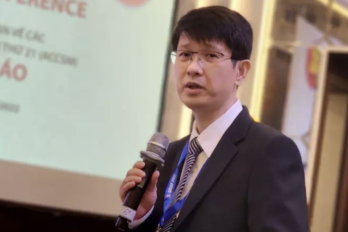 Ông Vũ Tuấn Ninh - Vụ trưởng Vụ công chức, viên chức (Bộ Nội vụ) phát biểu tại cuộc họp báo. Ảnh: Vietnamnet