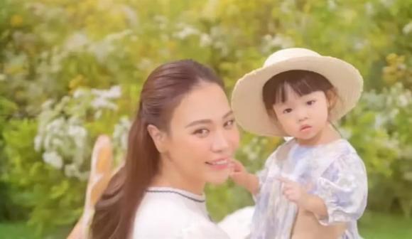 Ngỡ ngàng với nhan sắc của Đàm Thu Trang qua 'cam thường': Có khác ảnh tự đăng? - Ảnh 2 Ngỡ ngàng với nhan sắc của Đàm Thu Trang qua 'cam thường': Có khác ảnh tự đăng? - Ảnh 2