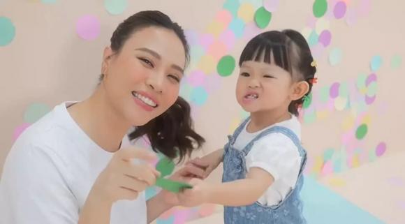 Hình ảnh Đàm Thu Trang trong đoạn clip hậu trường không khác hình ảnh tự đăng là mấy. Ảnh: Internet Hình ảnh Đàm Thu Trang trong đoạn clip hậu trường không khác hình ảnh tự đăng là mấy. Ảnh: Internet