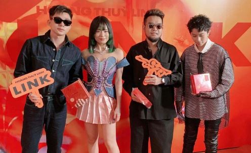 Không còn e ngại, Hoàng Thùy Linh công khai tình tứ với tình tin đồn Gil Lê - Ảnh 1 Không còn e ngại, Hoàng Thùy Linh công khai tình tứ với tình tin đồn Gil Lê - Ảnh 1
