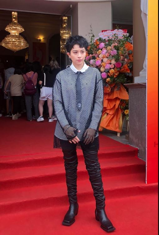 Gil Lê xuất hiện với vẻ ngoài vô cùng ấn tượng trong buổi ra mắt album mới của Hoàng Thùy Linh. Ảnh: Internet Gil Lê xuất hiện với vẻ ngoài vô cùng ấn tượng trong buổi ra mắt album mới của Hoàng Thùy Linh. Ảnh: Internet