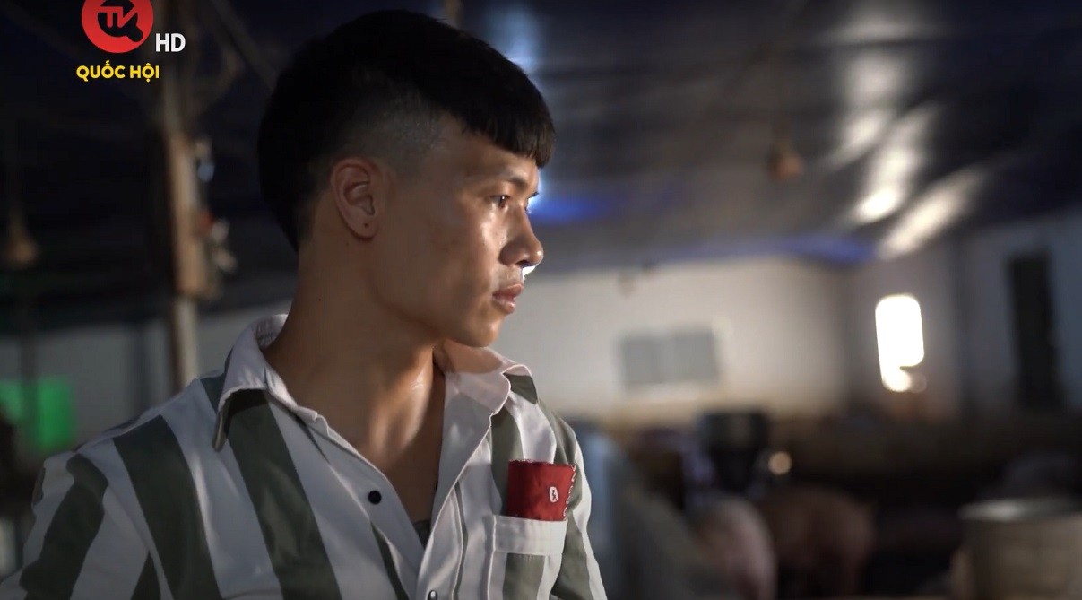 Hình ảnh mới nhất của Khá Bảnh trong phóng sự của kênh truyền hình Quốc hội. Ảnh chụp màn hình