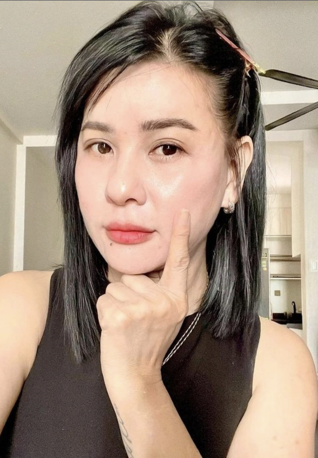 Cát Phượng thường xuyên chia sẻ hình ảnh gương mặt mình và khẳng định không đụng chạm dao kéo. Ảnh: Facebook