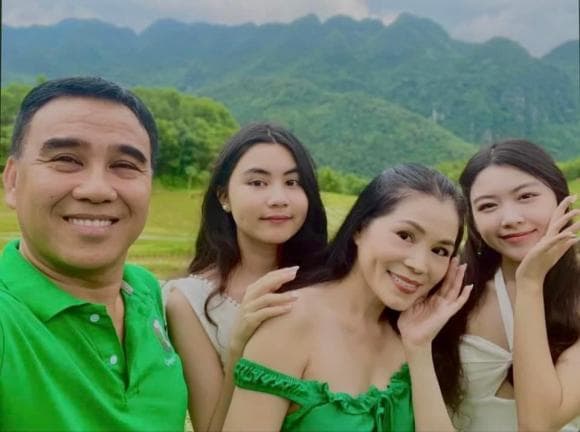 Gia đình Quyền Linh đang có chuyến du lịch nghỉ dưỡng cùng nhau. Ảnh: Facebook Gia đình Quyền Linh đang có chuyến du lịch nghỉ dưỡng cùng nhau. Ảnh: Facebook