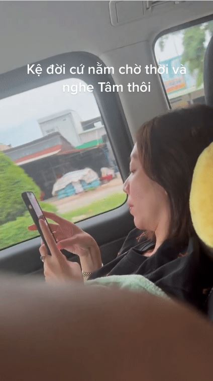 Hình ảnh Thu Trang và Tiến Luật si mê giọng hát của Mỹ Tâm. Ảnh chụp màn hình Hình ảnh Thu Trang và Tiến Luật si mê giọng hát của Mỹ Tâm. Ảnh chụp màn hình