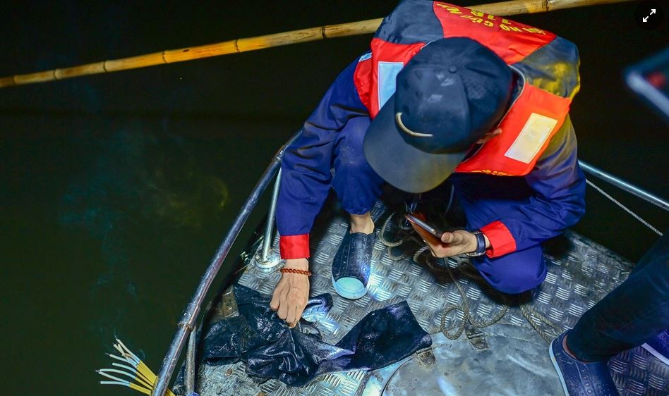 NÓNG: Đội cứu hộ trắng đêm tìm kiếm cô gái mất tích ở Hà Nội - Ảnh 4