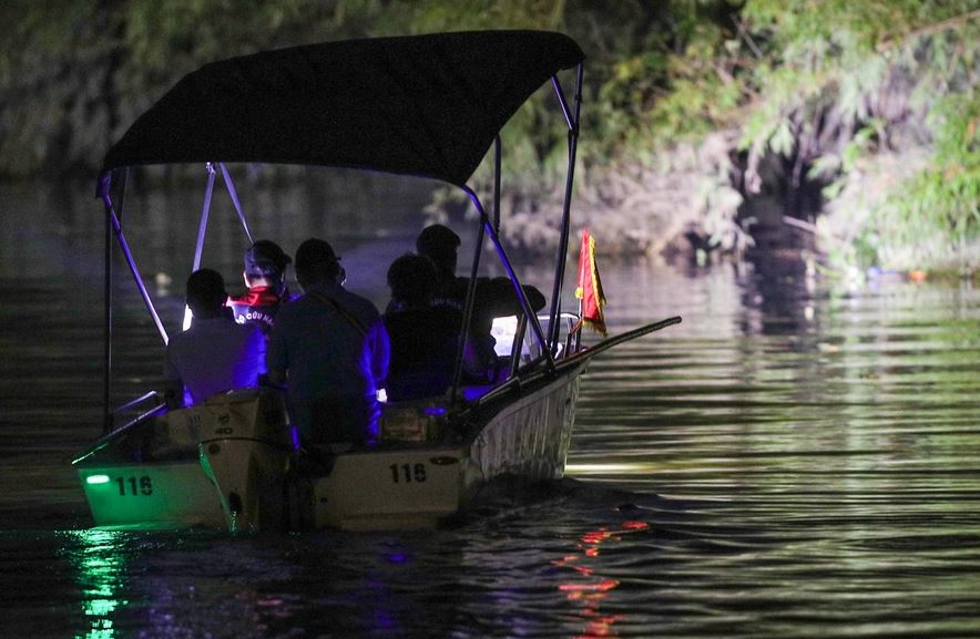 NÓNG: Đội cứu hộ trắng đêm tìm kiếm cô gái mất tích ở Hà Nội - Ảnh 5