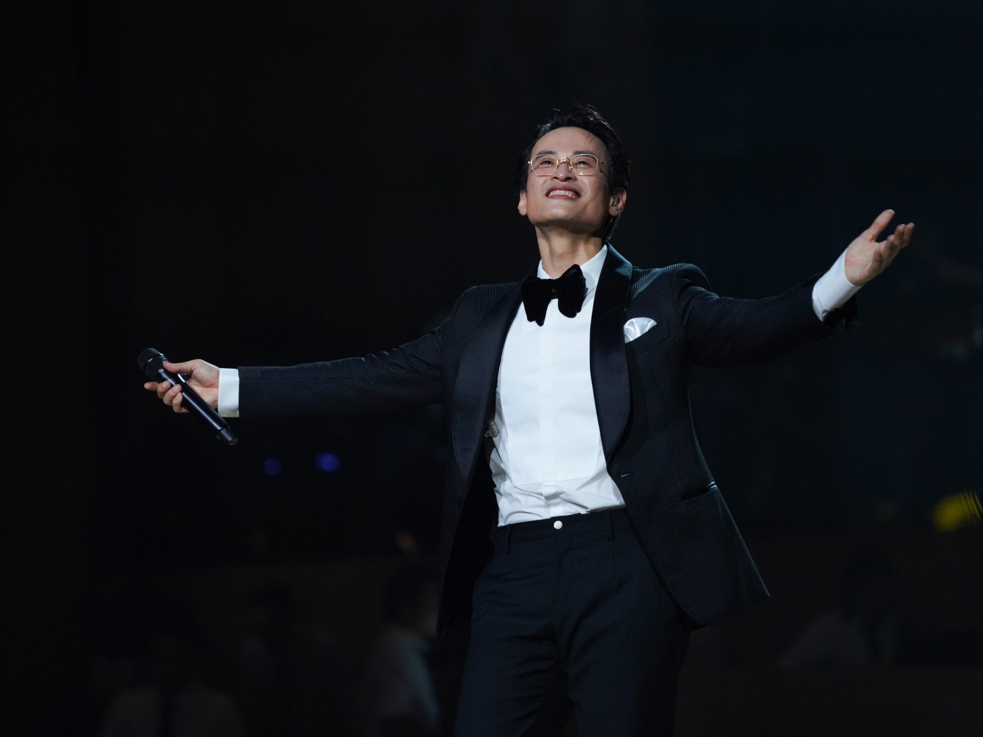 Hà Anh Tuấn dùng âm nhạc của mình để chữa lành cho các khán giả của mình. Ảnh: Internet