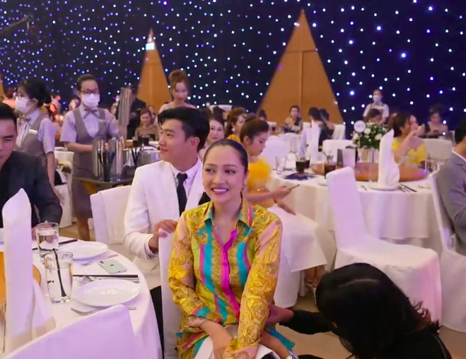 Cũng tại sự kiện, Bảo Anh gặp sự cố tại sự kiện và nhanh chóng được đồng nghiệp hỗ trợ. Ảnh: Internet Cũng tại sự kiện, Bảo Anh gặp sự cố tại sự kiện và nhanh chóng được đồng nghiệp hỗ trợ. Ảnh: Internet