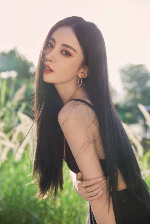 Cổ Lực Na Trát được cho là tiểu tam xen vào mối quan hệ của đàn chị. Ảnh: Internet Cổ Lực Na Trát được cho là tiểu tam xen vào mối quan hệ của đàn chị. Ảnh: Internet