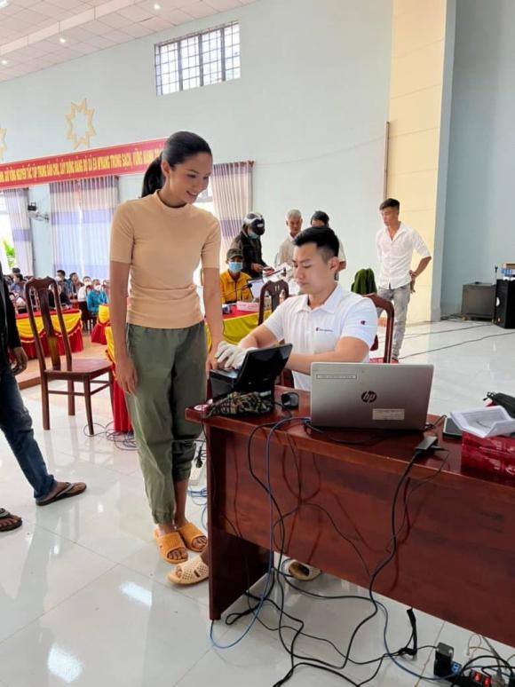 Hình ảnh gây tranh cãi của Hoa hậu H'Hen Niê khi đi làm CCCD. Ảnh: Facebook Hình ảnh gây tranh cãi của Hoa hậu H'Hen Niê khi đi làm CCCD. Ảnh: Facebook
