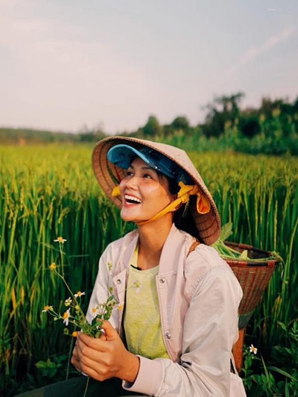 H'Hen Niê đáp trả cực khéo khi bị tố sống giả tạo - Ảnh 1 H'Hen Niê đáp trả cực khéo khi bị tố sống giả tạo - Ảnh 1