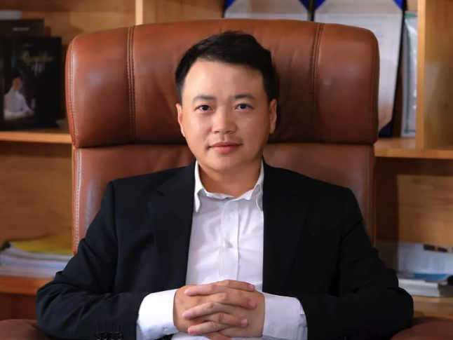 Shark Bình hiện đang vướng vào ồn ào tình ái với nữ diễn viên Phương Oanh. Ảnh: Internet Shark Bình hiện đang vướng vào ồn ào tình ái với nữ diễn viên Phương Oanh. Ảnh: Internet