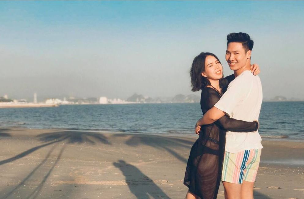 Trước đó vợ chồng nam diễn viên Mạnh Trường khiến nhiều người ghen tị vì những hành động 'tình bể bình' của mình. Ảnh: Facebook
