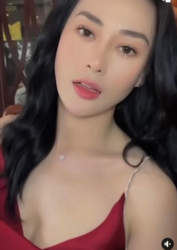 Không hề thua kém, nữ diễn viên Phương Oanh cũng tung đoạn clip khoe nhan sắc xinh đẹp và quyến rũ của mình. Ảnh: Facebook Không hề thua kém, nữ diễn viên Phương Oanh cũng tung đoạn clip khoe nhan sắc xinh đẹp và quyến rũ của mình. Ảnh: Facebook