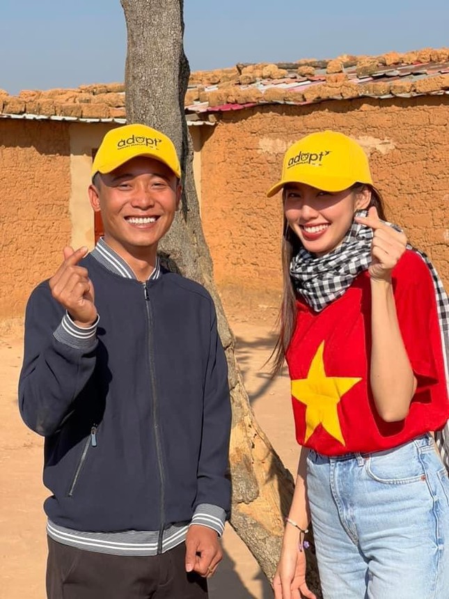 Quang Linh và Thùy Tiên được dân tình 'đẩy thuyền' kịch liệt sau chuyến thiện nguyện chung. Ảnh: Facebook Quang Linh và Thùy Tiên được dân tình 'đẩy thuyền' kịch liệt sau chuyến thiện nguyện chung. Ảnh: Facebook