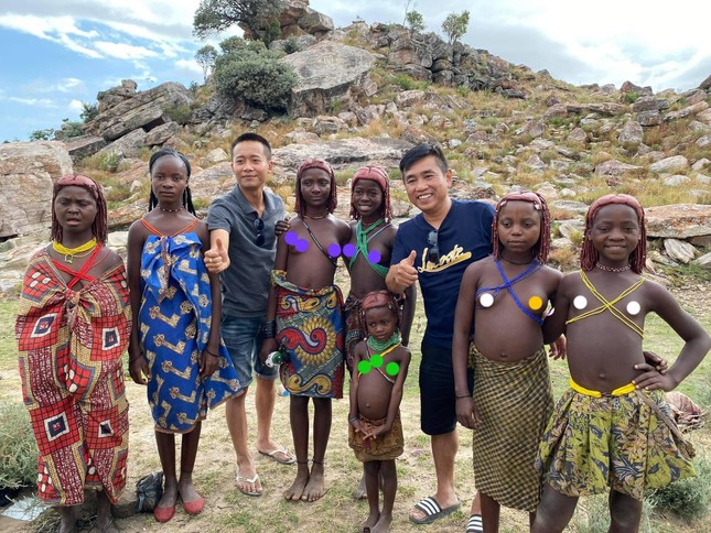 Quang Linh Vlogs chụp ảnh cùng những đứa trẻ tại Angola. Ảnh: Facebook Quang Linh Vlogs chụp ảnh cùng những đứa trẻ tại Angola. Ảnh: Facebook