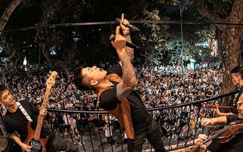 Nam ca sĩ Tuấn Hưng đứng biểu diễn trên ban công của mình. Ảnh: Internet