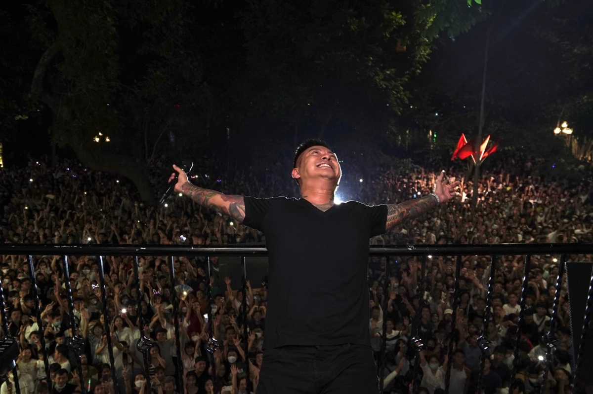 Ca sĩ Tuấn Hưng biểu diễn trước ban công nhà mình trên phố. Ảnh: Internet