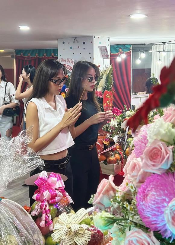 'Người tình' của Kỳ Duyên bị chỉ trích khi diện áo hở eo đi cúng Tổ nghề - Ảnh 1 'Người tình' của Kỳ Duyên bị chỉ trích khi diện áo hở eo đi cúng Tổ nghề - Ảnh 1