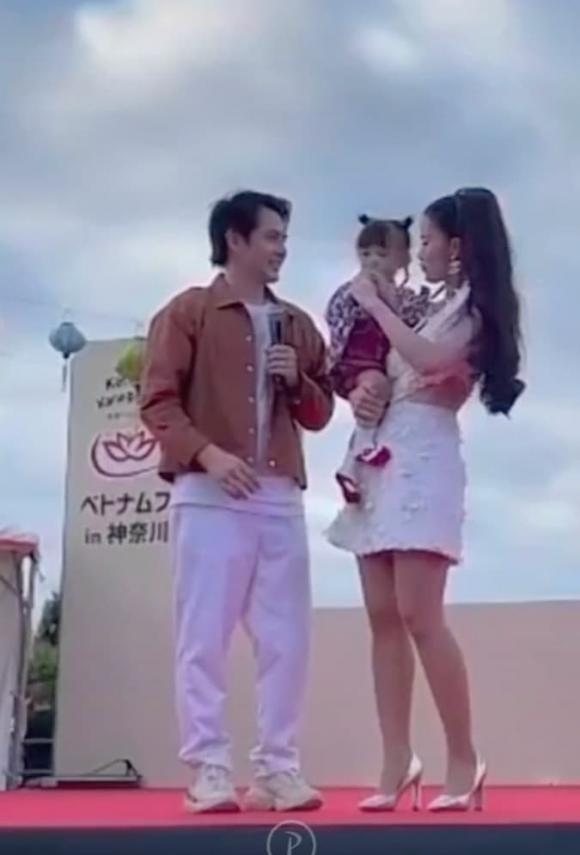 Ái nữ nhà Đông Nhi 'hợp tác' nhiệt tình khi được cổ vũ thành 'ca sĩ' - Ảnh 1 Ái nữ nhà Đông Nhi 'hợp tác' nhiệt tình khi được cổ vũ thành 'ca sĩ' - Ảnh 1