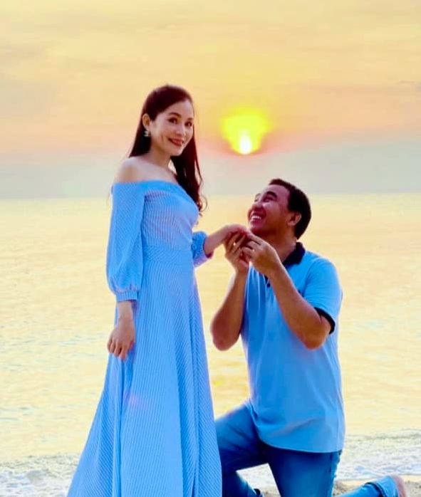 Quyền Linh thể hiện tình cảm với bà xã nhân dịp kỷ niệm 20 năm ngày cưới. Ảnh: Internet Quyền Linh thể hiện tình cảm với bà xã nhân dịp kỷ niệm 20 năm ngày cưới. Ảnh: Internet