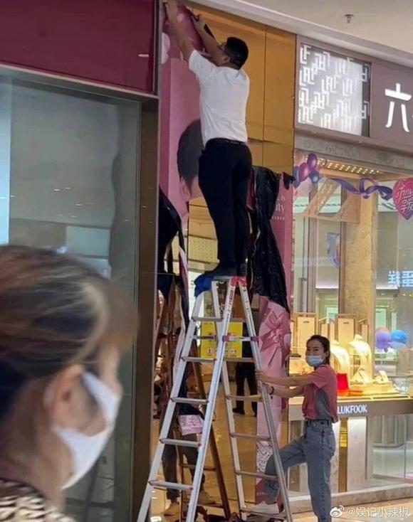 Fan hâm mộ ngậm ngùi 'cất poster' giữa đêm sau màn 'bóc trần' Lý Dịch Phong - Ảnh 9 Fan hâm mộ ngậm ngùi 'cất poster' giữa đêm sau màn 'bóc trần' Lý Dịch Phong - Ảnh 9