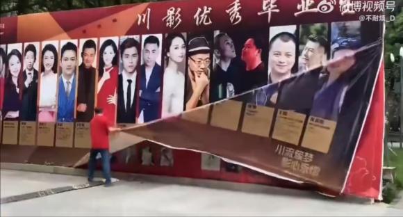 Fan hâm mộ ngậm ngùi 'cất poster' giữa đêm sau màn 'bóc trần' Lý Dịch Phong - Ảnh 5 Fan hâm mộ ngậm ngùi 'cất poster' giữa đêm sau màn 'bóc trần' Lý Dịch Phong - Ảnh 5