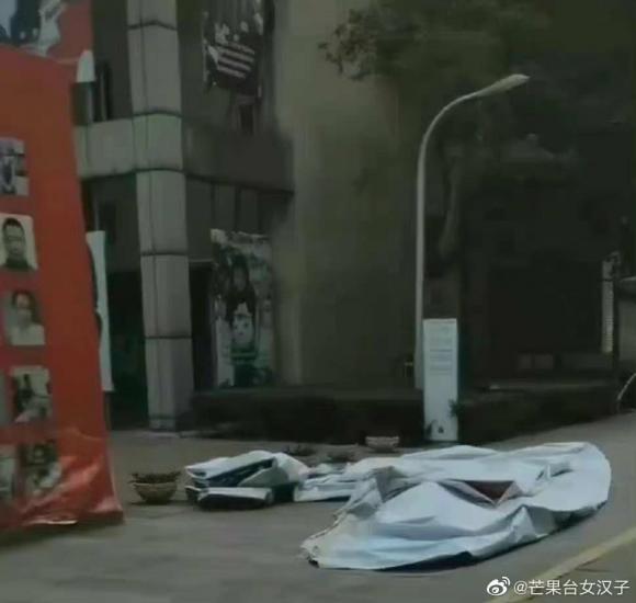 Fan hâm mộ ngậm ngùi 'cất poster' giữa đêm sau màn 'bóc trần' Lý Dịch Phong - Ảnh 7 Fan hâm mộ ngậm ngùi 'cất poster' giữa đêm sau màn 'bóc trần' Lý Dịch Phong - Ảnh 7