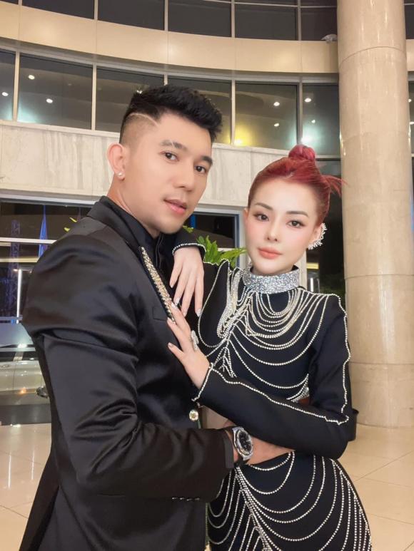 Ngân 98 và Lương Bằng Quang diện đồ kín như bưng sau những màn lên đồ hở bạo. Ảnh: Facebook Ngân 98 và Lương Bằng Quang diện đồ kín như bưng sau những màn lên đồ hở bạo. Ảnh: Facebook