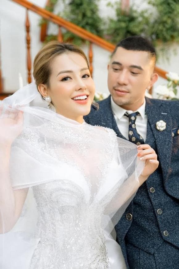 Loạt ảnh mới được đăng tải của Ngân 98 và Lương Bằng Quang nhận được sự ủng hộ của đông đảo dân tình. Ảnh: Facebook Loạt ảnh mới được đăng tải của Ngân 98 và Lương Bằng Quang nhận được sự ủng hộ của đông đảo dân tình. Ảnh: Facebook