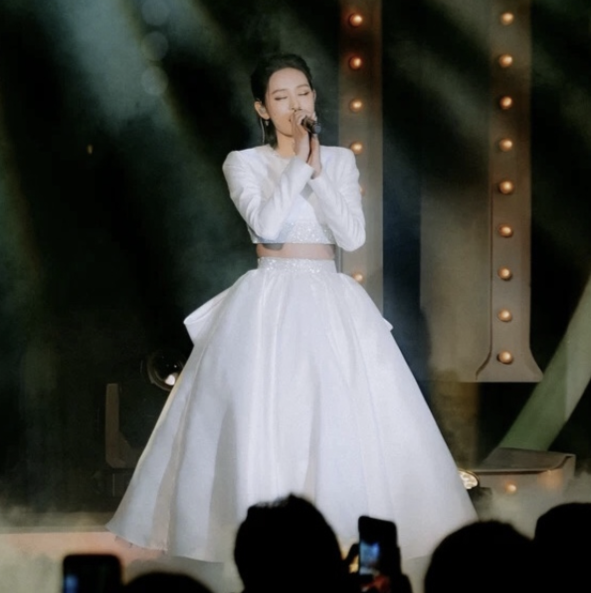 Hiền Hồ tái xuất trong đêm nhạc mới đây. Ảnh: Internet