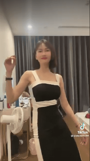 Hương Giang khoe trọn body cực nóng bỏng trong đoạn clip mới. Ảnh chụp màn hình Hương Giang khoe trọn body cực nóng bỏng trong đoạn clip mới. Ảnh chụp màn hình
